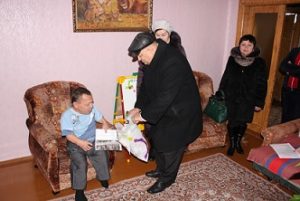Николай Самонов вручает продуктовый набор инвалиду детства Сергею Роговскому из д. Станы Бобруйского района